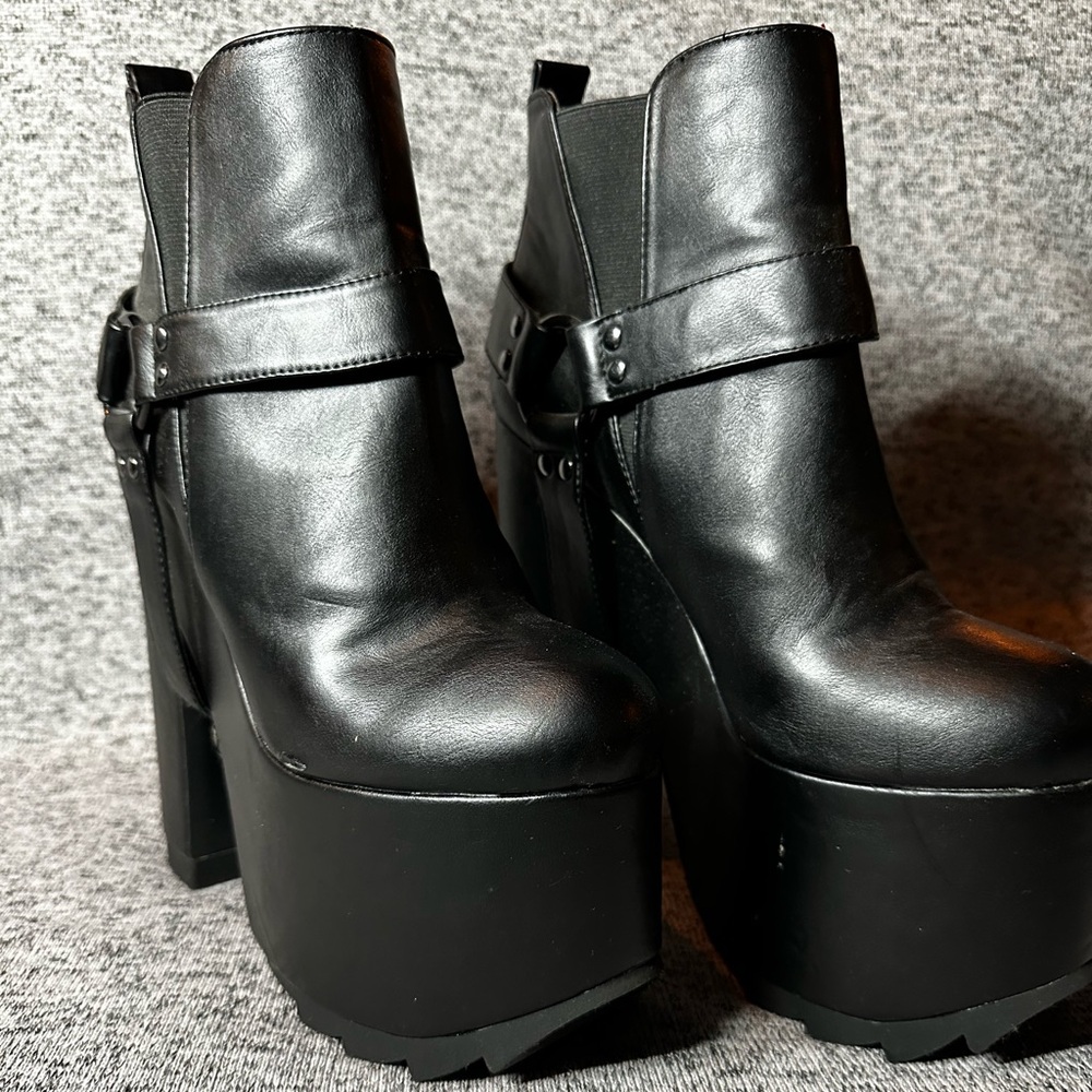 YRU platforms boots